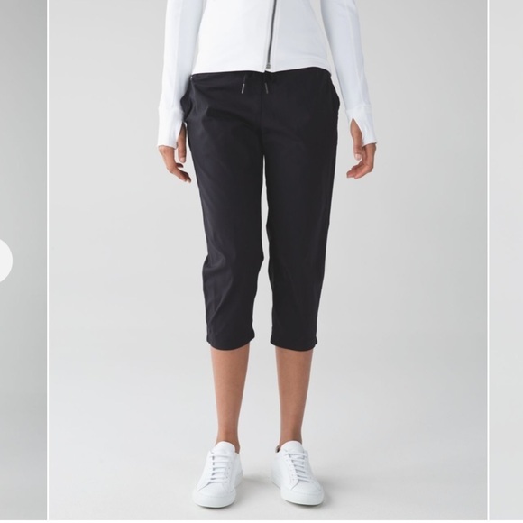 Lululemon athletica Women’s Black Studio Crop II, size 2 - Picture 1 of 13